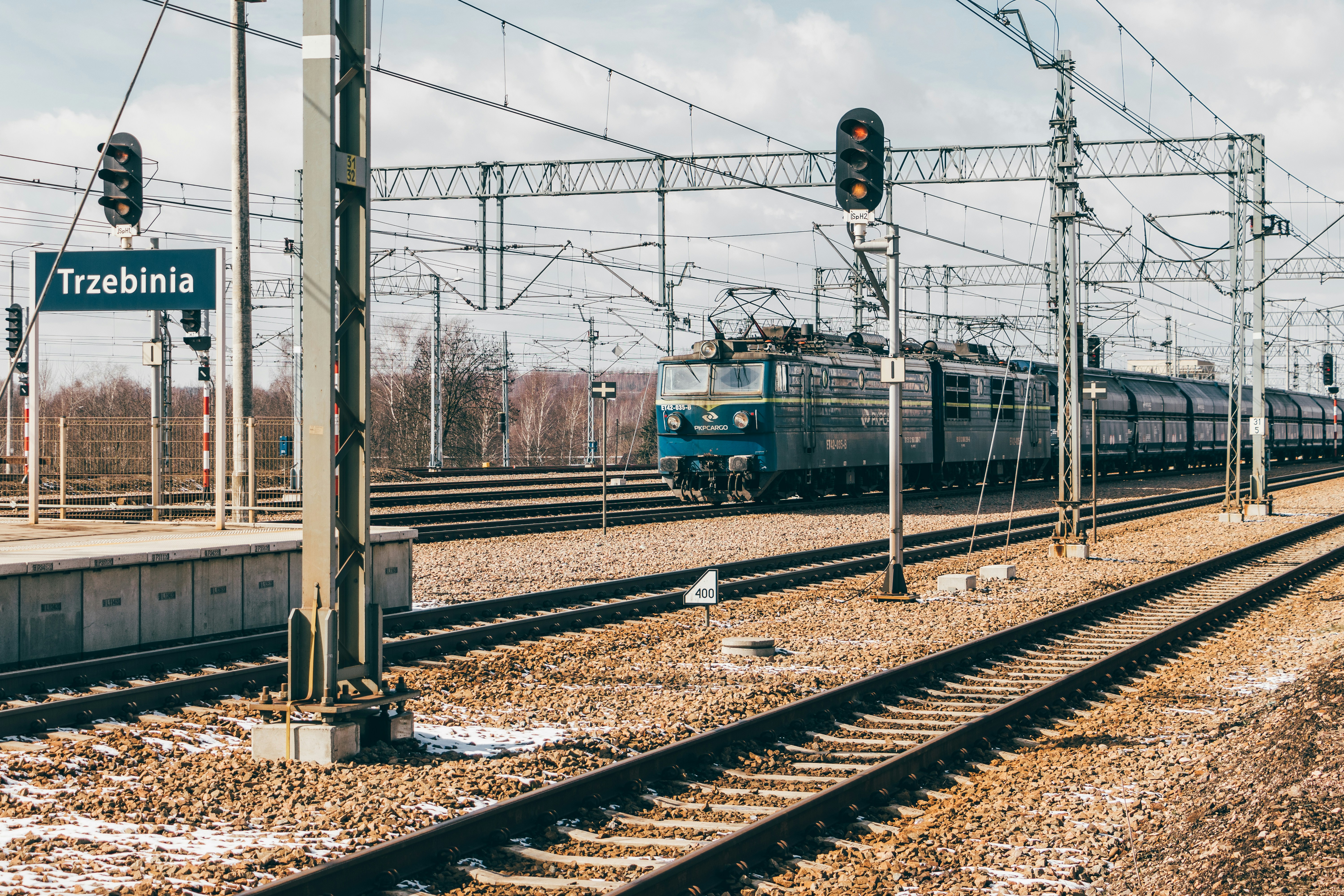 Polrail (Photo by Jakub Pabis on Unsplash)